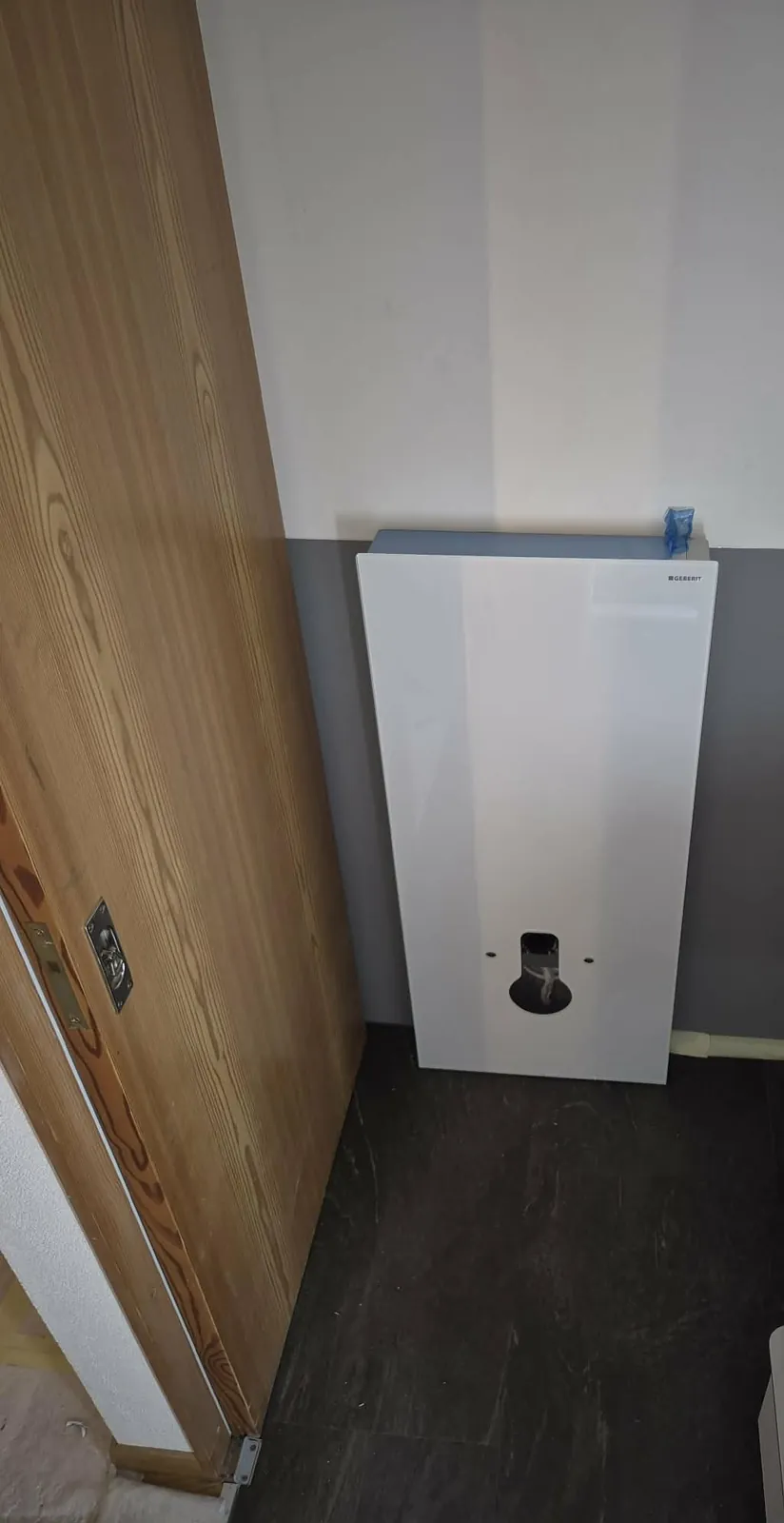 Geberit Monolith Sanitärmodul vor dem Anschluss