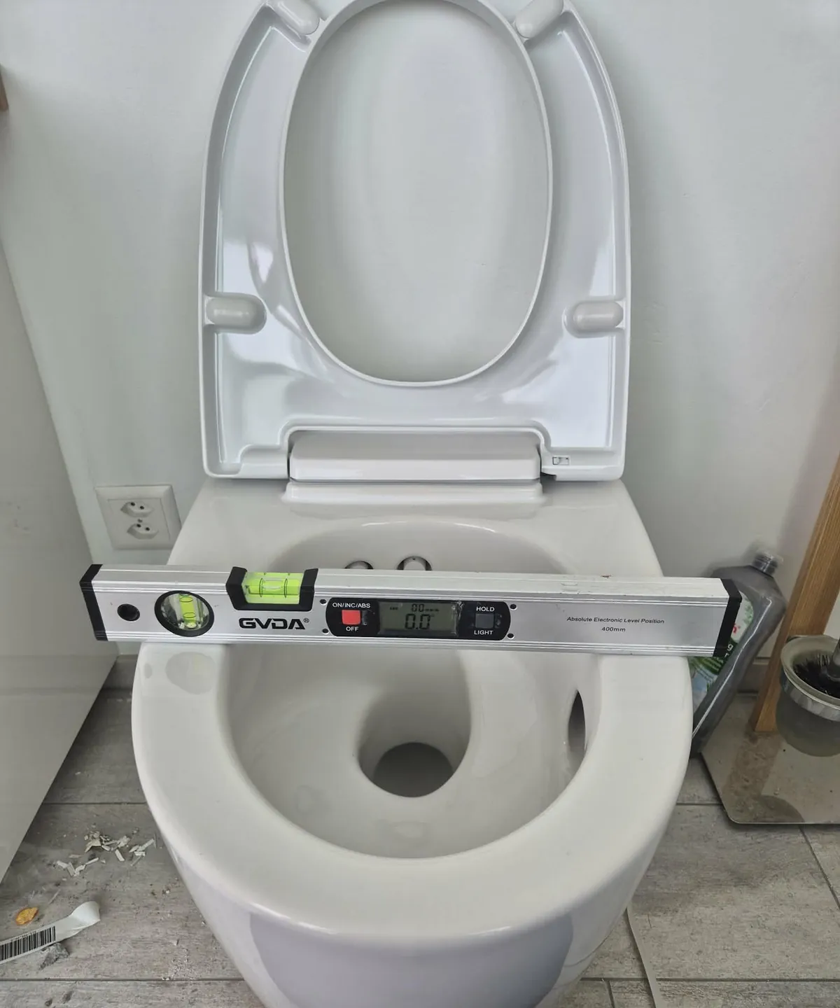 WC-Keramik wird mit einer digitalen Wasserwaage ausgerichtet